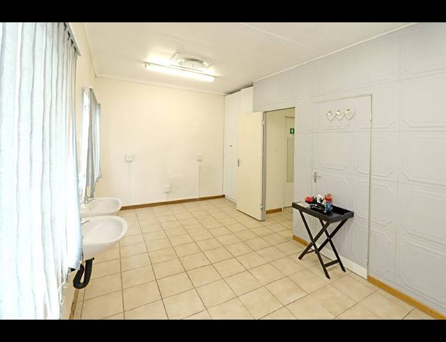 14.80M² OFFICE TO LET IN ORANGE GROVE